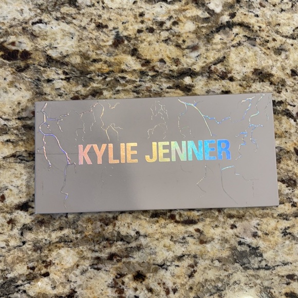 Kylie Jenner eye of the storm palette - Picture 2 of 3